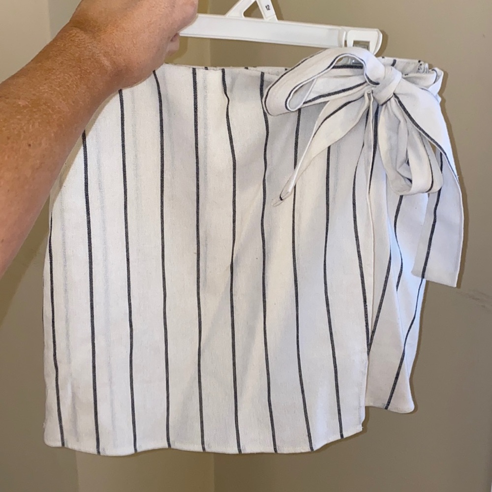 Striped skirt w/ bow. Forever21